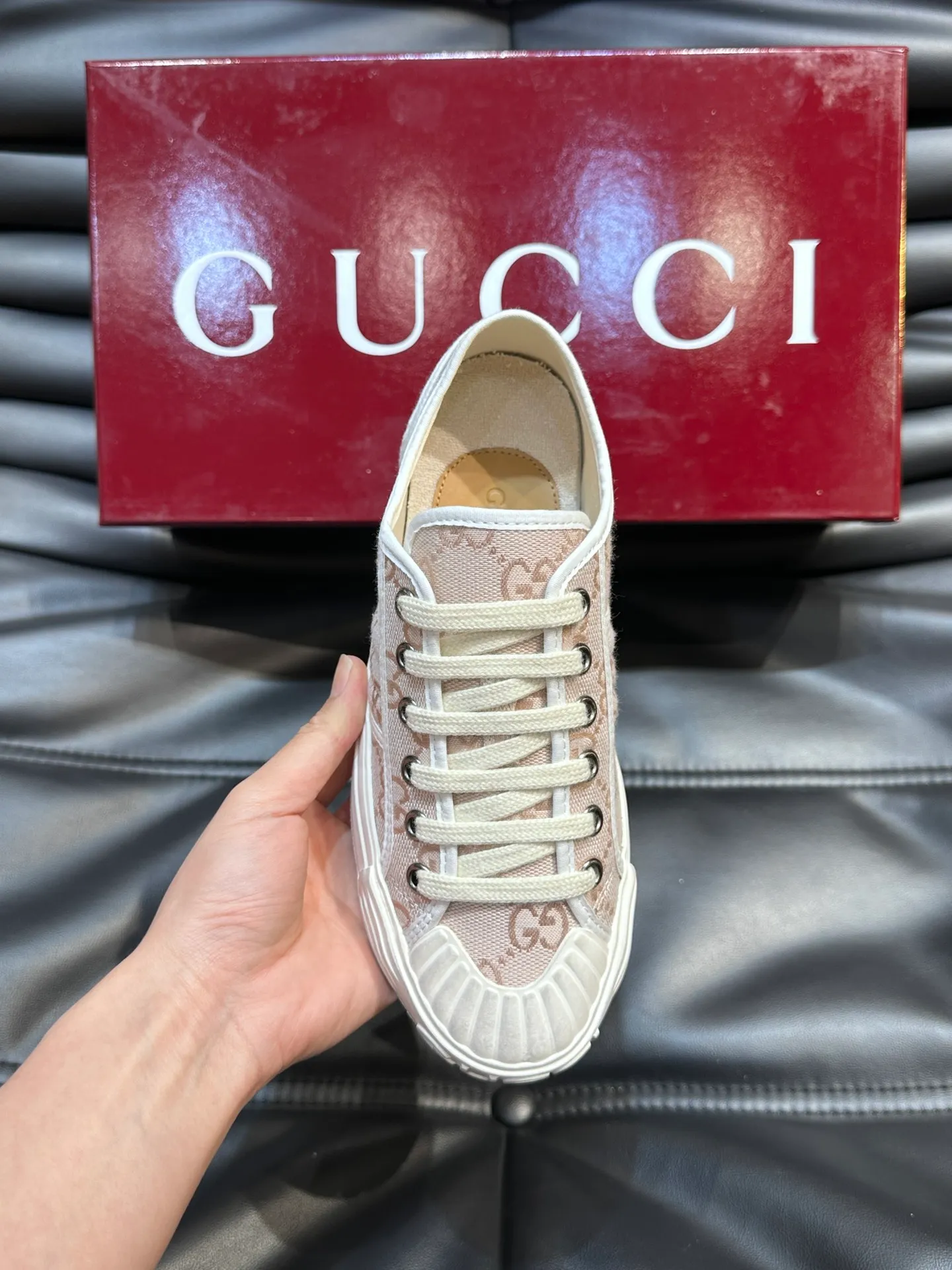 Men's shoes 💰p360 "GUUC*" Couple model 👫GG printed canvas sneakers, this sneaker is from the Gucci Lido series, and its design is inspired by the summer style and beach clubs of the Italian coast. The early autumn series reinterprets the brand's classic design elements and exquisite patterns from a modern perspective. These low-top sneakers are crafted from the brand's original fabric, the classic GG printed canvas, with a slightly distressed effect around the rubber sole. The GG pattern and logo are cleverly integrated into the sole, and the toe is embellished with an embossed Gucci logo. The towel insoles are decorated with brand logo leather labels, are light, comfortable and breathable for the feet, and come with a full set of original packaging! Size: Female 35-40 Male 38-45 (46 customized)